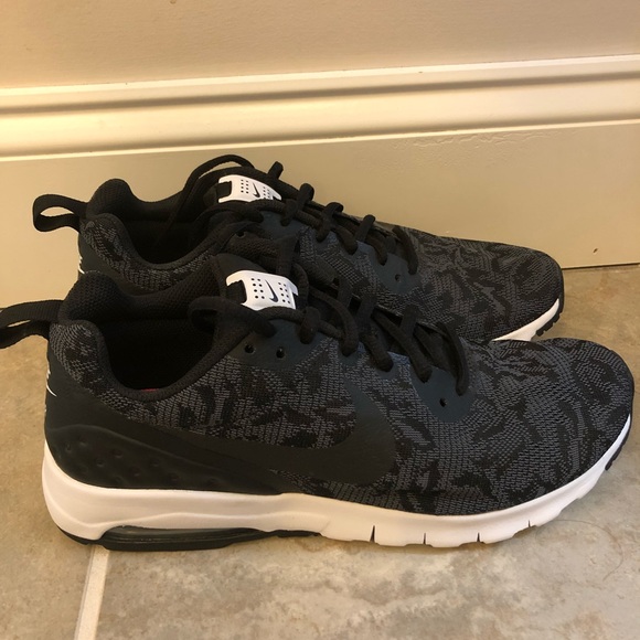 Women’s Nike Air tennis shoes - Picture 1 of 2